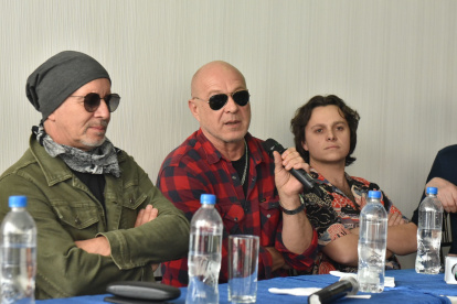 Miguel Tapia (D) en la rueda de prensa en Quito.