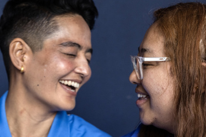 Escena. Anju (izq) y Suprita (dcha), ambas de 33 años, sonríen en una conferencia de prensa en Katmandú,