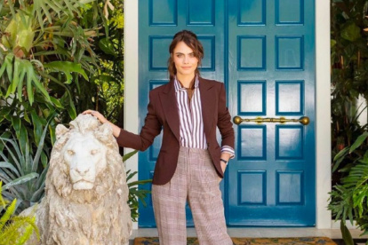 Cara Delevingne posando en su casa en 2021.