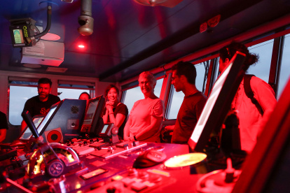 La exmministra de Ambiente, Yolanda Kakabadse, dialoga con miembros de la organización ambientalista Greenpeace.