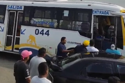 El ataque al bus y al conductor se produjo en presencia  de agentes de la CT, según el video que circula en redes.