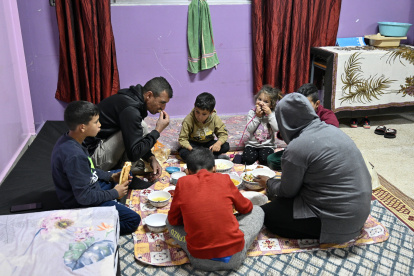 Zamzam y su familia, que huyeron de la aldea de Beit Lif, en el sur del Líbano, cerca de la frontera con Israel, comen Iftar el primer día del mes sagrado del Ramadán en la sala de una de las escuelas refugio donde viven desde el bombardeo israelí.