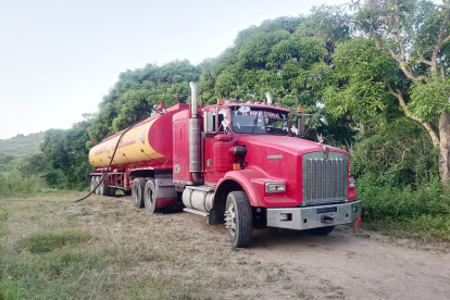 En el operativo se retuvo el tanquero y  una manguera con su respectivo acople.