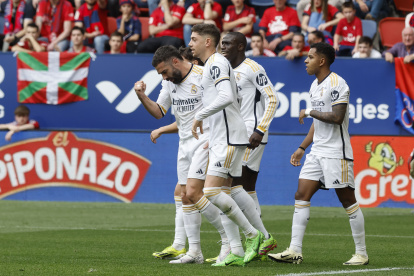 El defensa del Real Madrid Daniel Carvajal (i), celebra su gol contra Osasuna, en el partido de la LaLiga EA Sports.