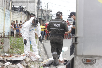 Miembros de criminalística llegaron hasta donde se encontraba el cuerpo desmembrado.