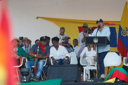 ACTUALIZA INFORMACIÓN AME8949. CALI (COLOMBIA), 15/03/2024.- El presidente de Colombia, Gustavo Petro, habla junto a la vicepresidenta, Francia Márquez, durante la movilización "Minga por transformaciones para la vida, el territorio, la democracia y la paz" este viernes, en Cali (Colombia). El presidente colombiano, Gustavo Petro, propuso este viernes en Cali (suroeste) una asamblea nacional constituyente si las instituciones que tiene el país "no son capaces de estar a la altura de las reformas" que propone su Gobierno y que son tramitadas en el Congreso. EFE/Ernesto Guzmán