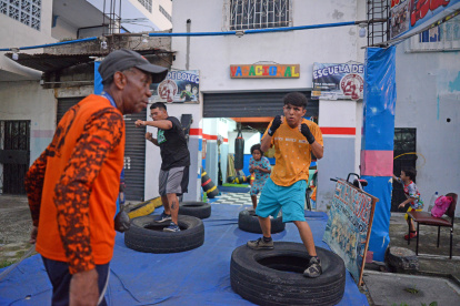 Con la mirada Sixto Chamorro sigue el trabajo de sus alumnos entre la calle y su gimnasio.