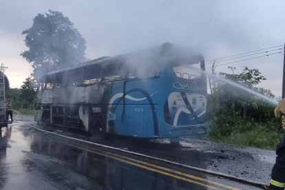 El bus se quemó completamente en medio de la carretera.