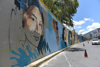 Rostros de mujeres adornan el intercambiador de la plaza Argentina