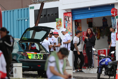 En Ponceano los hinchas se concentran en los exteriores del estadio para consumir bebidas alcohólicas y escuchar música.