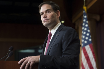 MHR06 WASHINGTON (ESTADOS UNIDOS), 13/04/2015.- Fotografía de archivo que data del 17 de diciembre de 2014 en la que se muestra al sebadir republicano Marco Rubio pronunciando un discurso sobre la decisión de Obama de iniciar un proceso de acercamiento entre EE.UU. y Cuba, en el Capitolio de Washington, Estados Unidos. Rubio anunció hoy, lunes 13 de abril de 2015, a sus principales donantes que presentará su candidatura a las primarias del Partido Republicano para competir en las elecciones presidenciales de Estados Unidos de 2016. EFE/Michael Reynolds EEUU ELECCIONES