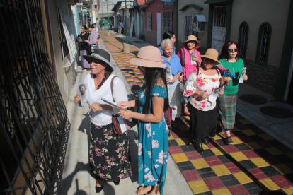 Actividad.- Un grupo de Testigos de Jehová en Guayaquil invitan a sus vecinos al memorial de la muerte de Jesucristo.