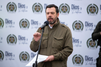 Fotografía cedida por la Alcaldía de Bogotá que muestra al acalde mayor de la ciudad, Carlos Fernando Galán, durante una rueda de prensa este jueves en Bogotá (Colombia).