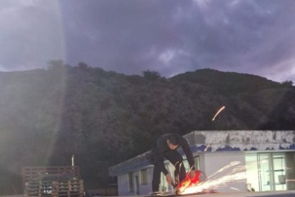 Policía decomisó aproximadamente 200 paquetes de droga ocultos en un vehículo.