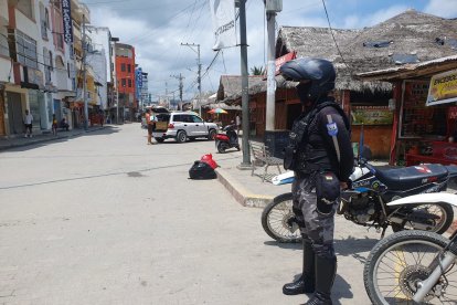 Un policía vigila un sector de la ciudad de Esmeraldas, dentro del estado de excepción.