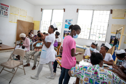 AME9526. PUERTO PRÍNCIPE (HAITÍ), 17/03/2024.- Fotografía sin fecha cedida por Unicef Haití, que muestra a personal sanitario atendiendo en un hospital de Puerto Príncipe (Haití). El Fondo de Naciones Unidas para la Infancia (Unicef) ha denunciado que uno de sus contenedores con suministros esenciales para la niñez se vio afectado luego de que grupos armados saquearon contenedores de instituciones nacionales e internacionales en el puerto principal de la capital. EFE/ Unicef Haití/SOLO USO EDITORIAL/ SOLO DISPONIBLE PARA ILUSTRAR LA NOTICIA QUE ACOMPAÑA (CRÉDITO