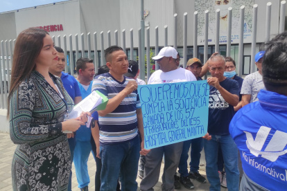 Un grupo de trabajadores del hospital de Manta reclama por el incumplimiento de la acción de protección.