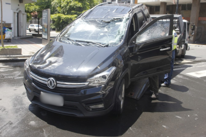 Uno de los dos vehículos quedó con más daños, pues se volcó luego del impacto.