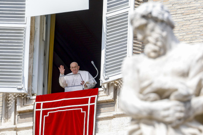 Vatican City (Vatican City State (holy See)), 17/03/2024.- Pope Francis leads his Angelus prayer from the window of his office overlooking St. Peter"s Square at the Vatican City, 17 March 2024. (Papa) EFE/EPA/FABIO FRUSTACI