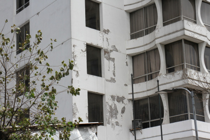 Humedad. Al mirar hacia arriba es común hallar numerosos edificios con evidentes afectaciones, producto de la humedad.