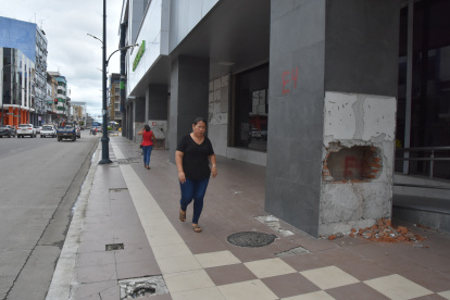 El edificio de la Prefectura de El Oro aún está cerrado al público por los daños sufridos hace un año.
