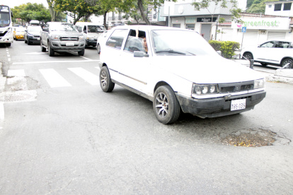 BACHE Y HUNDIMIENTO EN LA CARPETA ASFALTICA EN VICTOR EMILIO ESTRADA Y GUAYACANES...... FD MIGUEL CANALES... 14-03-2024