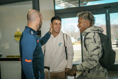 Los jugadores de Independiente, Kendry Páez y Joaro Ortiz (d) fueron los primeros a incorporarse a la convocatoria
