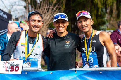 Daniel Pintado (i), junto a su entrenador Andrés Chocho y el peruano César Rodríguez, que fue primero.