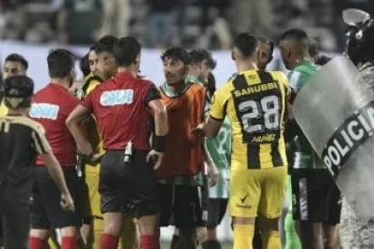 Federico Piccardo, segundo asistente del partido entre al Racing y Peñarol, fue agredido con una pedrada en Uruguay