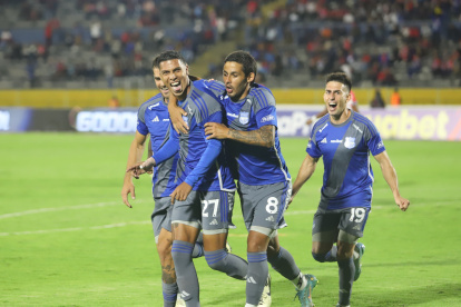 El defensor central Luis Fernando León de forma serena convirtió el penal para Emelec y fue acompañado por el equipo al festejo.