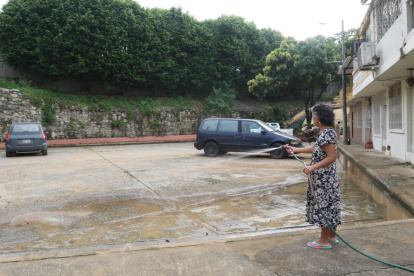 Esta mañana vecinos trataban de limpiar sus enseres.
