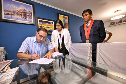 El expresidente peruano Martín Vizcarra (i) durante el allanamiento a su vivienda en Lima