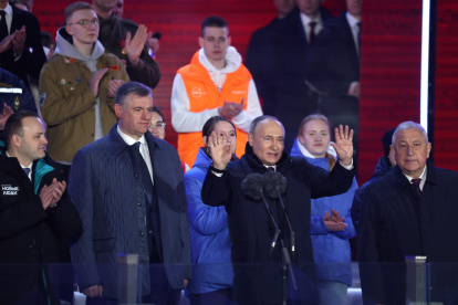 El presidente ruso Vladimir Putin y los candidatos presidenciales asisten a un concierto para conmemorar el décimo aniversario de la reunificación de Crimea con Rusia