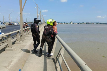 La Policía Nacional intervino para evitar que la mujer se lance del puente.