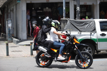 Se establece una sanción del 15 % de un Salario Básico Unificado para quienes incumplan con la capacidad permitida de ciudadanos que viajan en una moto.