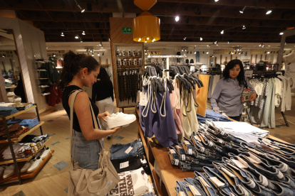 Situación. La pronta ejecución del aumento de impuesto, lleva a varios ciudadanos a realizar compras adelantadas y en otros casos a reajustar su cartera para futuras compras.