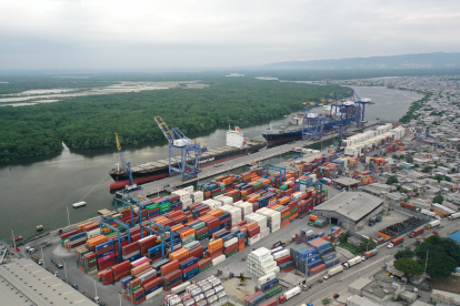 Comercio.- Una vista general del Puerto Marítimo de Guayaquil.