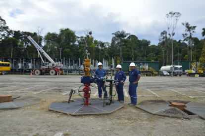 Labor.- Trabajadores en un pozo de petróleo en Ecuador.