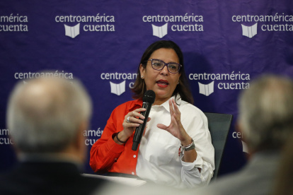 La directora del festival literario itinerante Centroamérica Cuenta, la nicaragüense Claudia Neira, habla durante una rueda de prensa