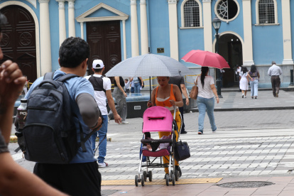Necesidad. Ante el inclemente sol y el calor que se registraron el fin de semana en Guayaquil, se pudo ver a los ciudadanos ir y venir con paraguas en las manos.