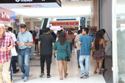Parte de la ciudadanía ha optado por realizar sus compras por adelantado en centros comerciales de la ciudad, como Mall del Sol.