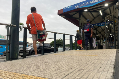 Los usuarios pasaron más de una hora esperando la llegada de las unidades.
