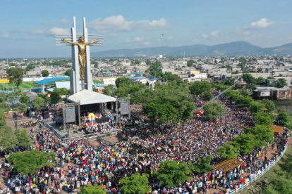 Cada Viernes Santo, miles de personas acuden a la procesión del Cristo del Consuelo, en el suroeste de Guayaquil.