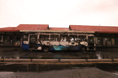 El alcalde de Guayaquil dio por terminado el contrato con Metro Express tras el incendio de un articulado.