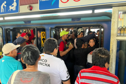 Decenas de usuarios esperaban en la estación Sagrada Familia, en el sur.