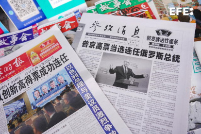 Los informes de los periódicos chinos sobre la reelección de Putin como Presidente de la Federación Rusa se exhiben en un quiosco en Beijing, China, el 19 de marzo de 2024.