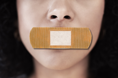 Foto referencial de una mujer silenciada.