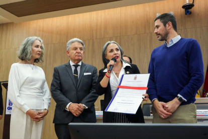 Los padres y el esposo de Paola Roldán recibieron el reconocimiento post mortem.