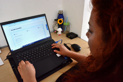 Referencia. Puede hacerlo desde una computadora o su dispositivo movil para luego imprimir el documento