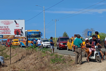 Durante 4 horas permaneció la vía cerrada, lo que congestionó la Ruta del Spondylus, en Santa Elena.